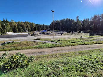 Setskog og Rømskog barneskole i aktivitetsparken i dag.
